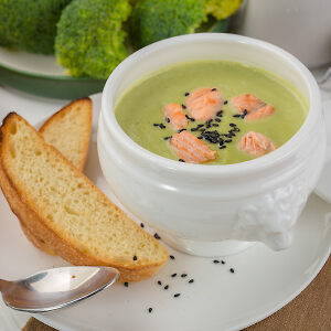 Крем-суп с брокколи и лососем